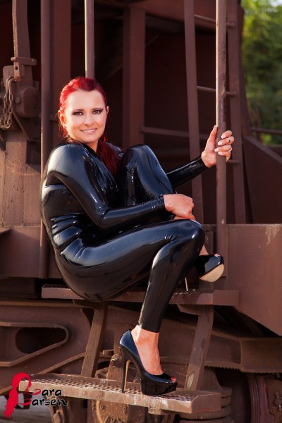 Redhead Beauty Lara In Black Rubber Catsuit 4